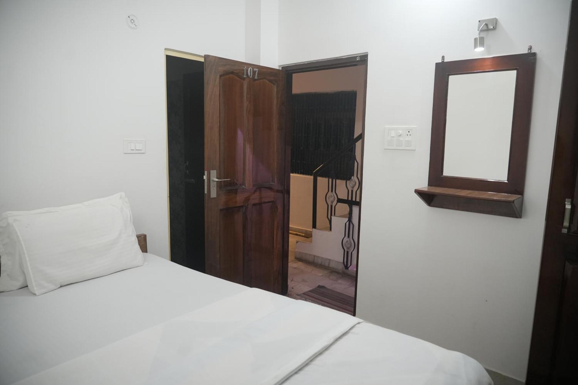 Guest house Varanasi Rest House *